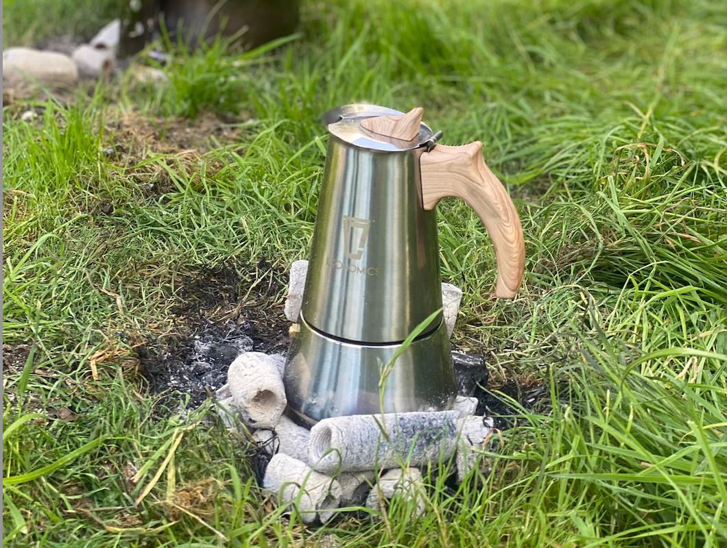 Koffie met ene percolator tijdens het kamperen